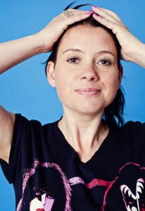 Sara Andersson, komiker. Pressbild 7. Fotograf: Anneli Nygårds.